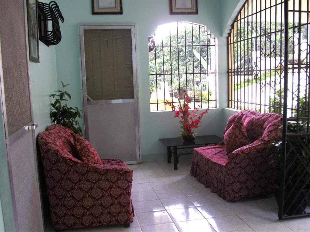 Royal Taal Inn Tagaytay City Exterior foto